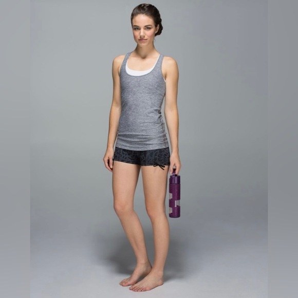 Lululemon Hot Hot Short size 6 - Picture 4 of 13